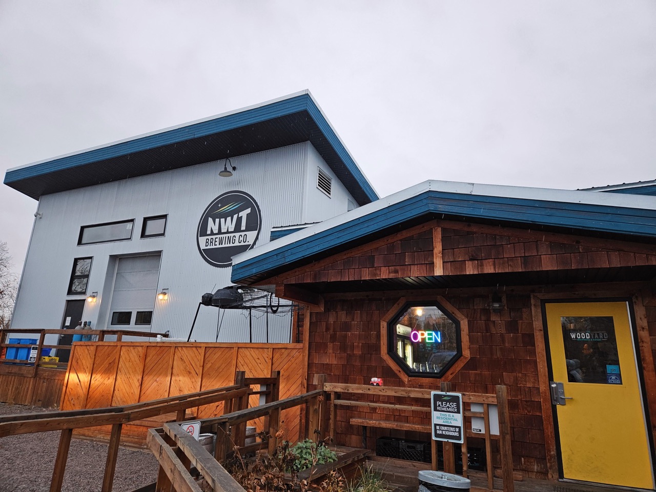 The Woodyard Brewhouse. NWT 맥주 공장이 옆에 있다.