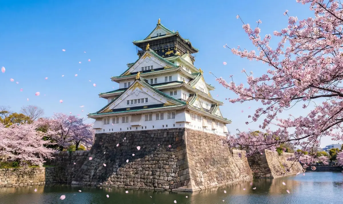 계절마다 다른 매력을 보여주는 오사카성 천수각