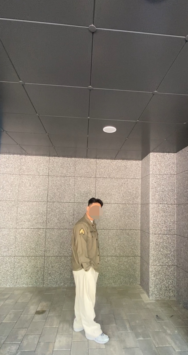 데일리룩(2024. 5. 19.)OG-107 셔츠 자켓 워크웨어자켓, 폴로 기본 반팔 티셔츠, 무신사스탠다드 무신사 데님 와이드 벌룬 팬츠 크림, 아식스 조그 100 실버