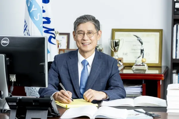 책상에-앉아있는-파크시스템스-박상일-대표