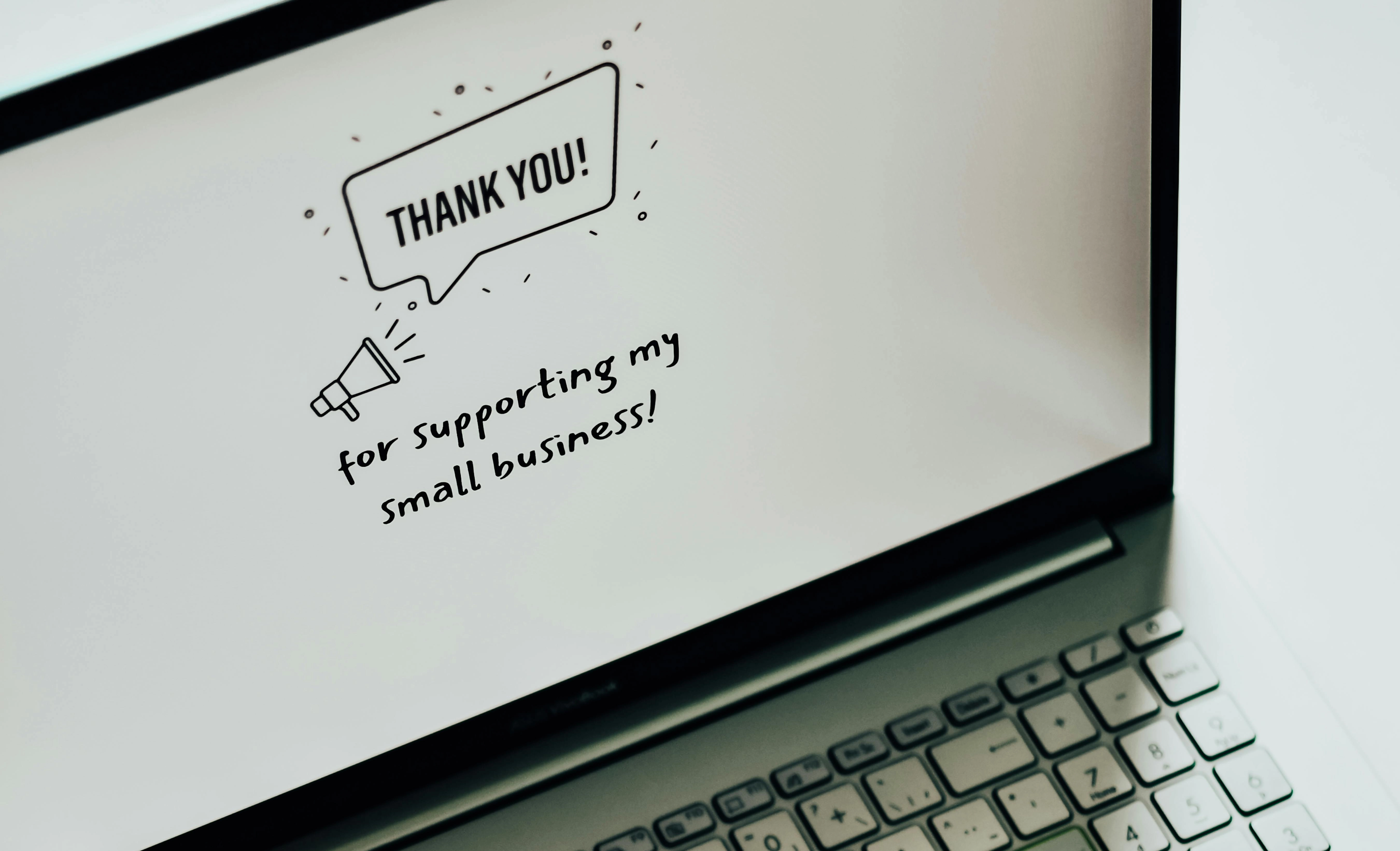 독자에게 진심 어린 감사를 전하는 블로거의 작업 공간