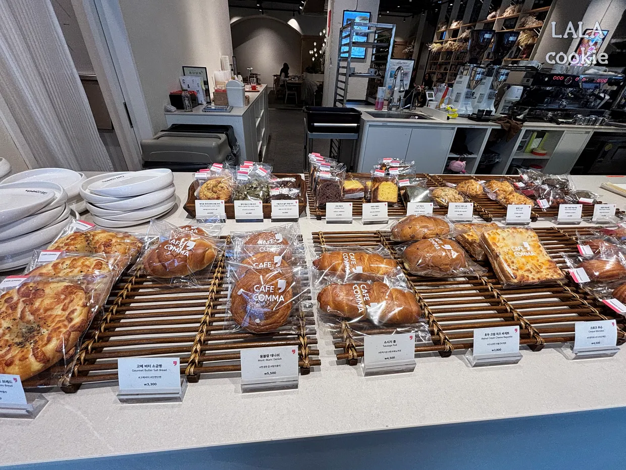 서울-여의도역-대형-북카페-카페꼼마-빵-종류