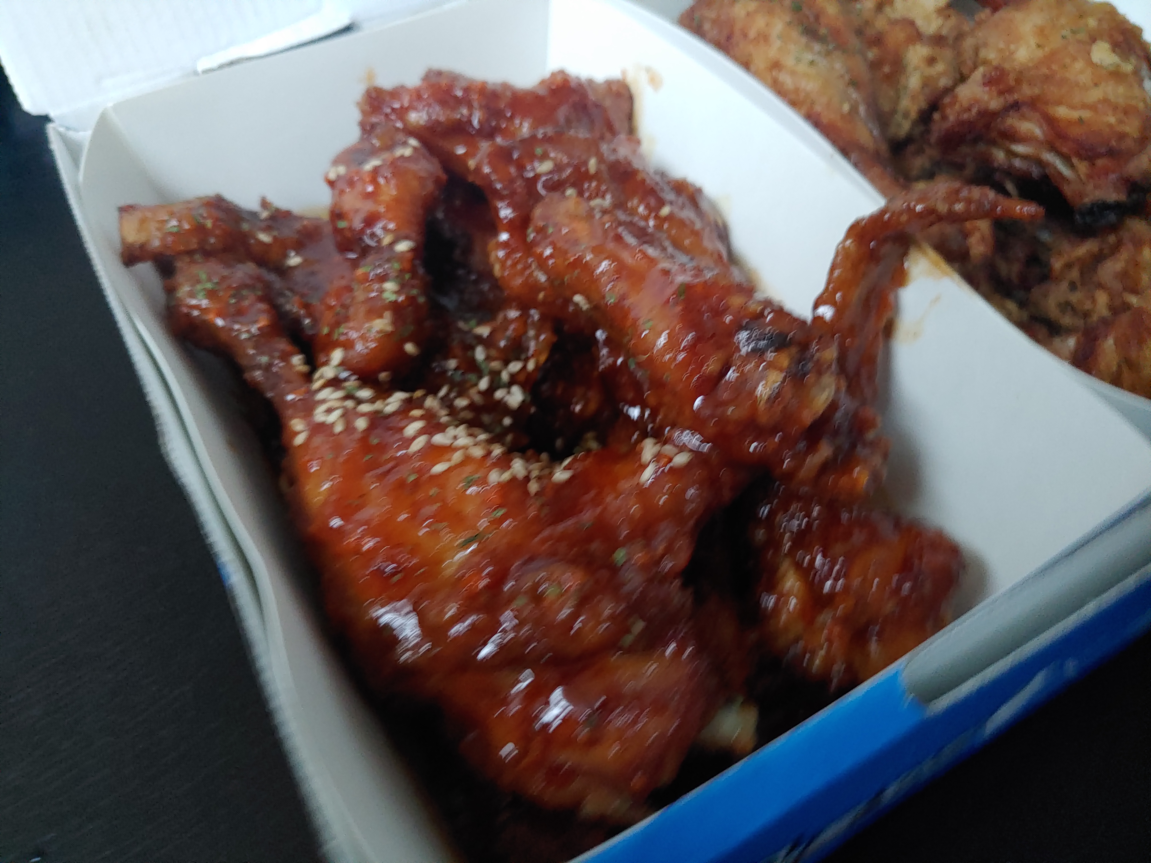 양념과 후라이드가 함께 있는 두마리 치킨