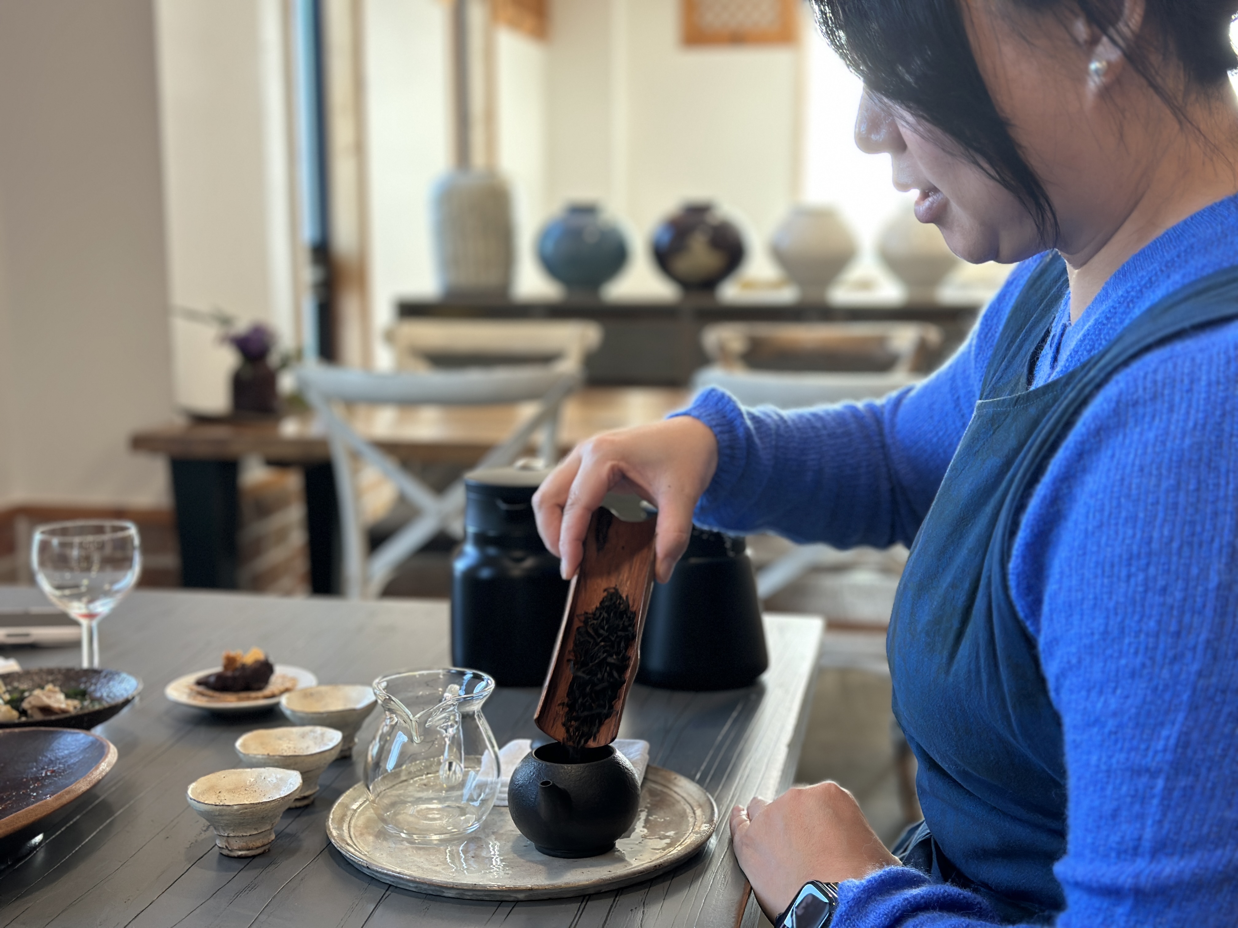 사장님께서 차를 우리는 모습