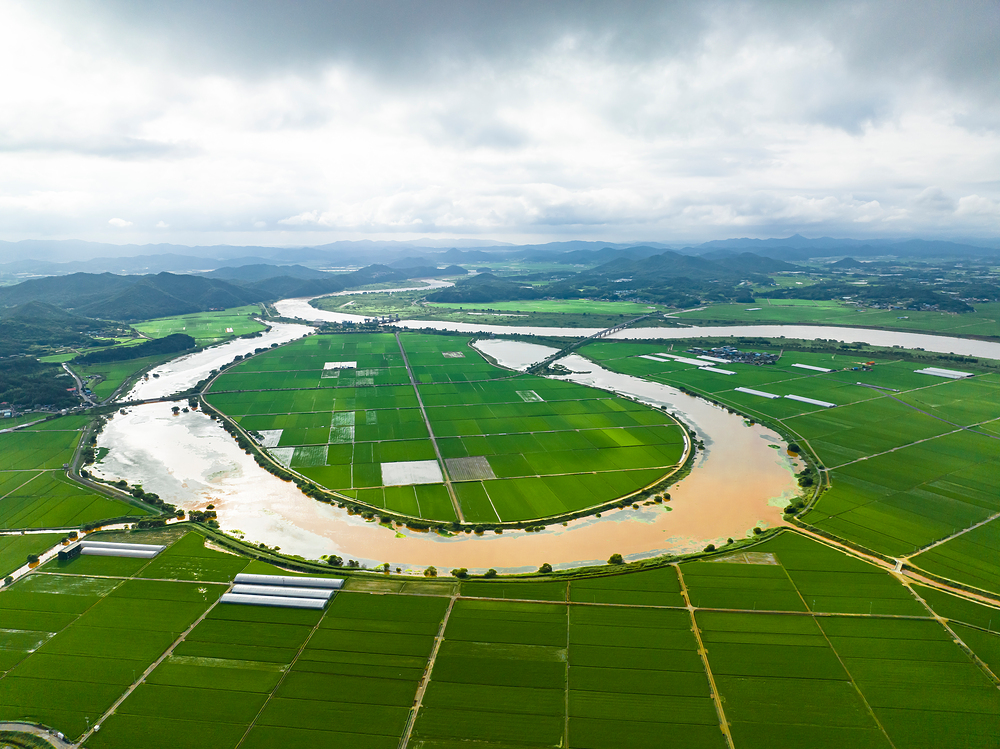 녹색성장은 경제적인 발전과 환경 보전이 동시에 이루어지는 방식을 의미합니다. 이는 기존의 경제 시스템을 지속 가능한 형태로 개선하는 것을 의미합니다.