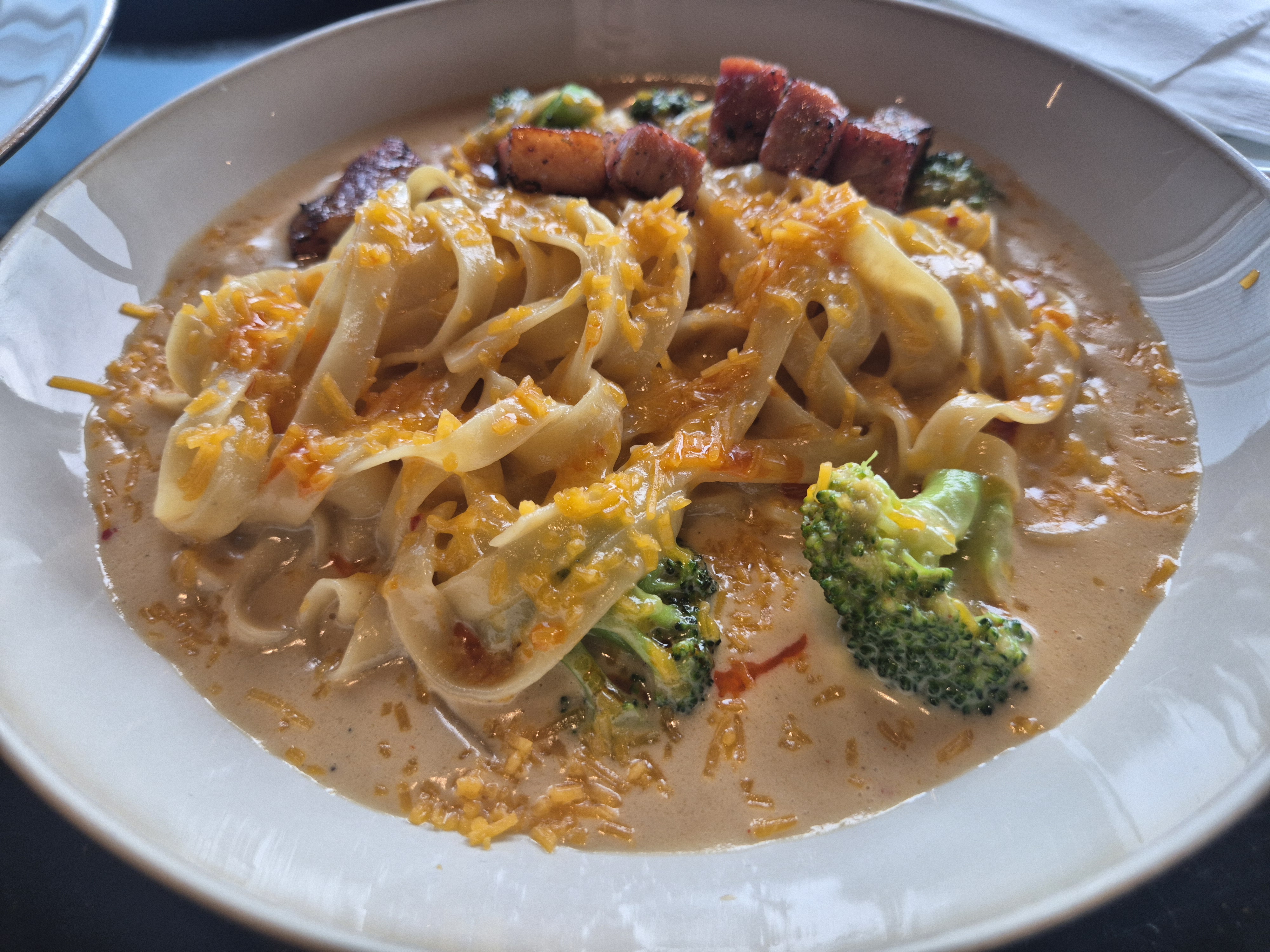 눅찐한 소스의 파스타입니다.