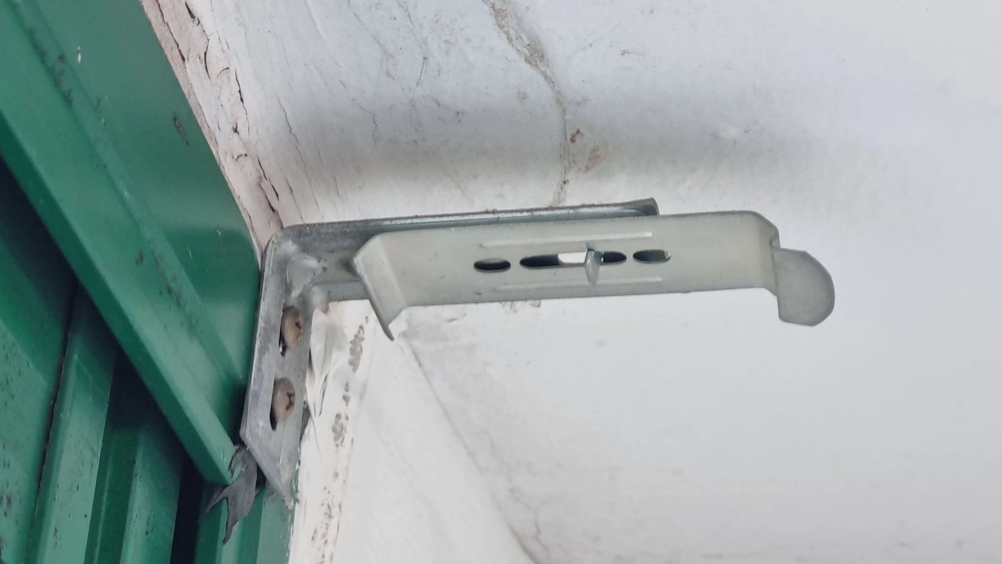 레일 고정 부품