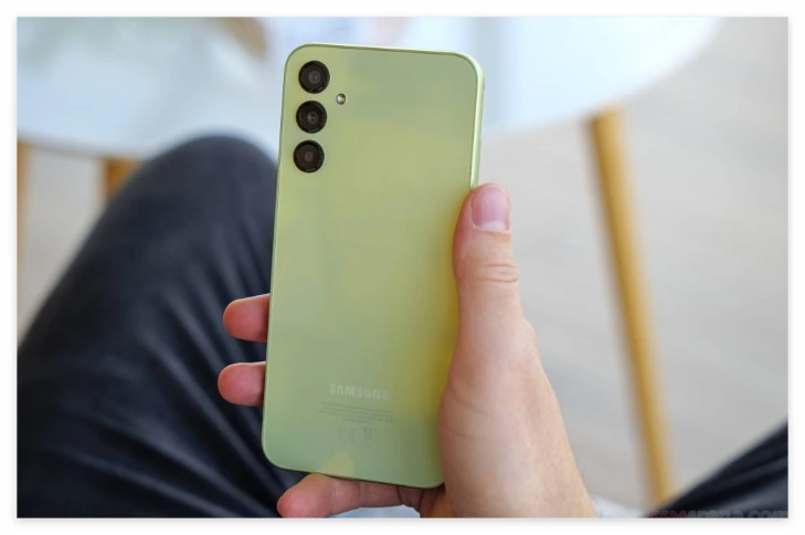 삼성-갤럭시-A24을-손으로-들고-후면을-바라보는-모습