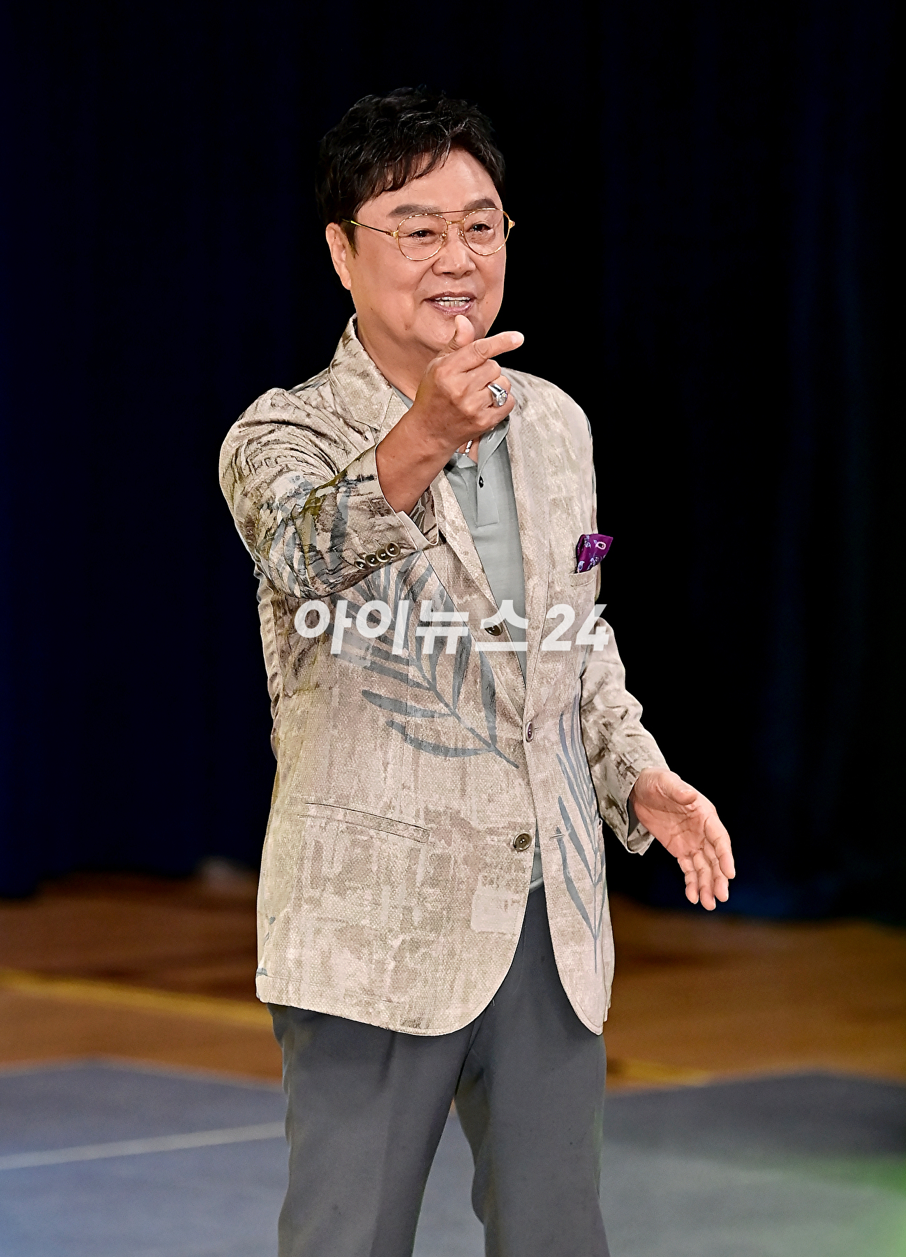 가수 남진이 13일 오후 서울 마포구 YTN홀에서 열린 신곡 쇼케이스에서 기념촬영을 하고 있다. [사진=곽영래 기자]