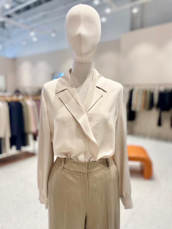 케네스레이디 프릴다운 카라 블라우스 EWBLLJ0200