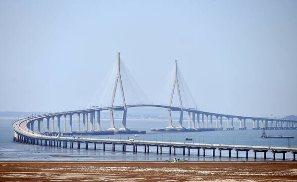 설치와 철거를 반복한 안전 대책의 그림자 🚧