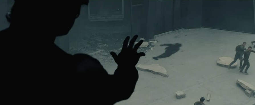 빌런 보이드가 사람들을 없애고 있는 장면