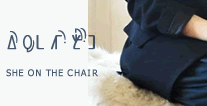 의자에 앉은 그녀