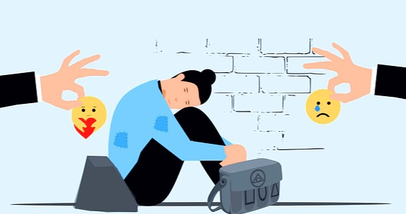 길 모퉁이에 허름한 파란 스웨터를 입고 앉아서 잠든 여자가 있고 양복 입은 손들이 돈을 주는 장면이다.