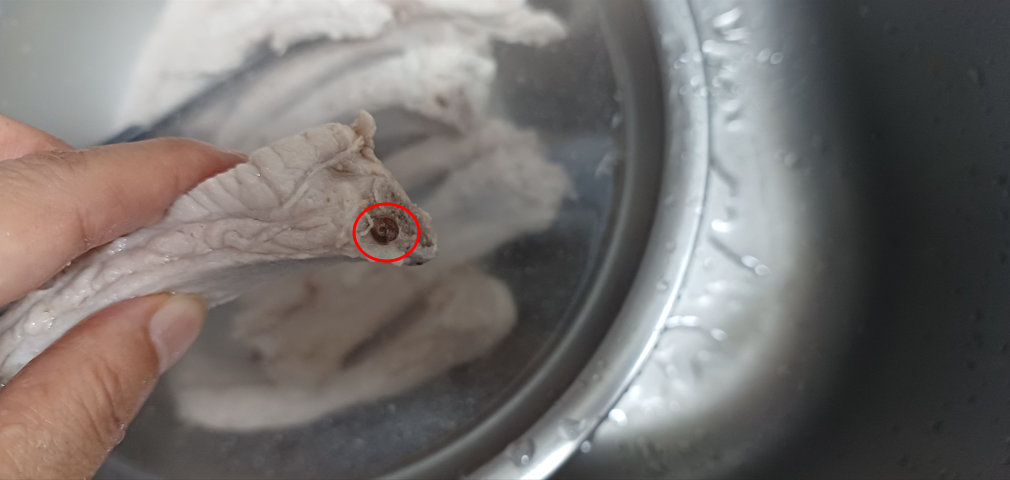 삶은 등갈비 씻어주기