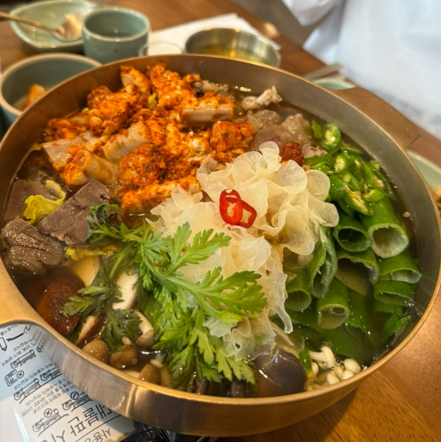 잡내 없이 깔끔하고 깊은 맛의 한우 곱창전골