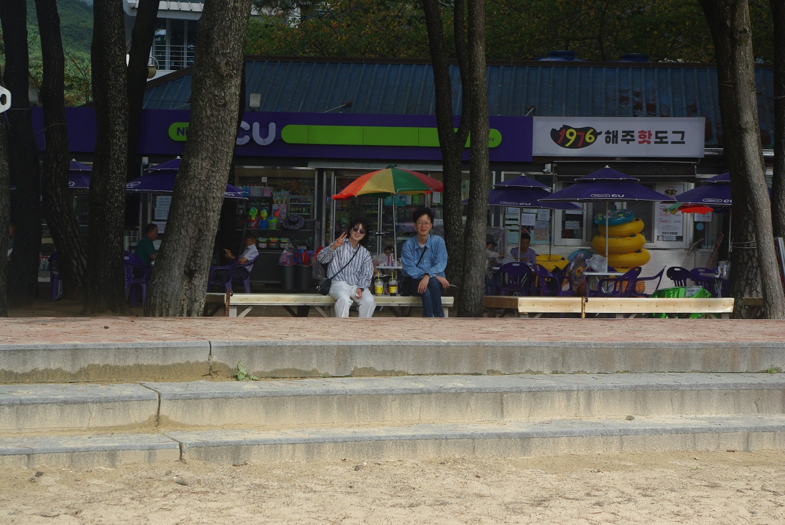 상주 은모래비치 앞 편의점 벤치에서 휴식을 취하는 모습