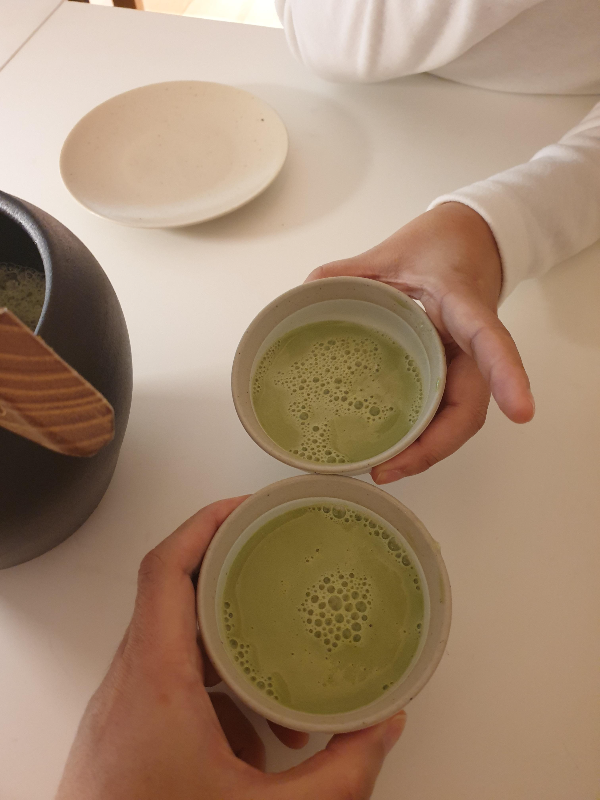 말차 막걸리로 건배하는 모습. 손끝에도 즐거움이 보인다.