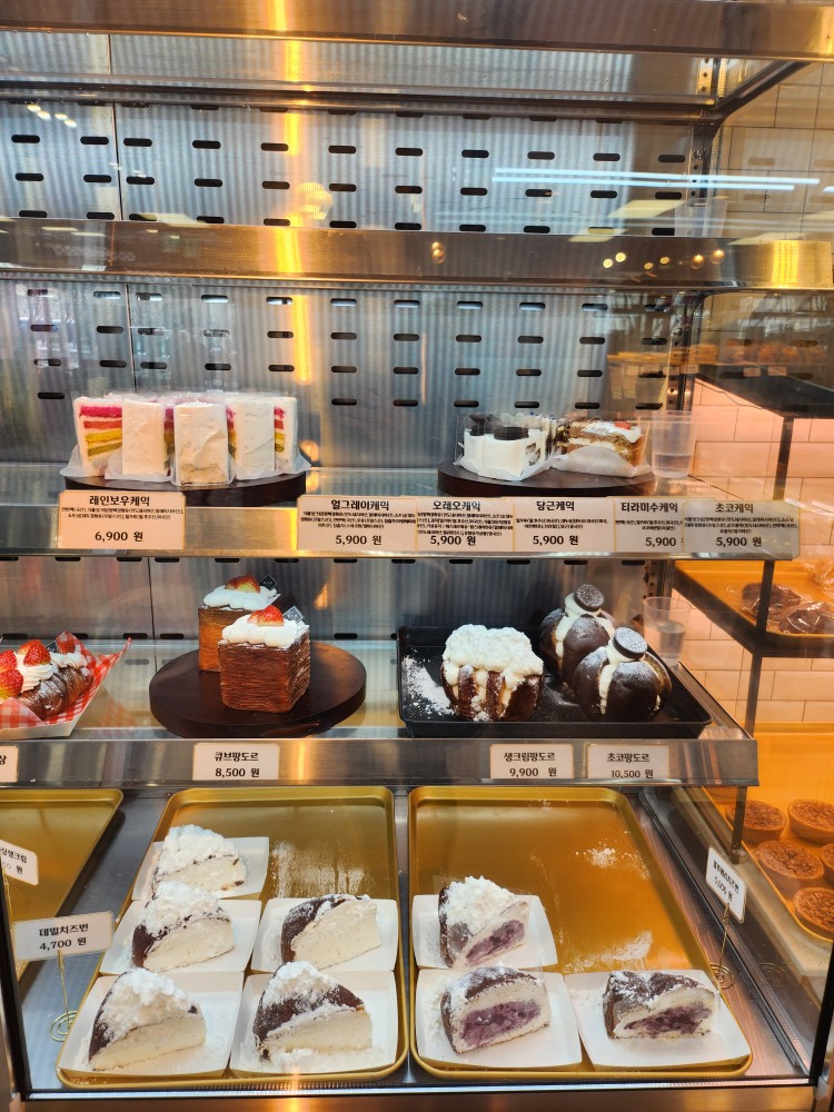 매장 안 크림류 빵 냉장고