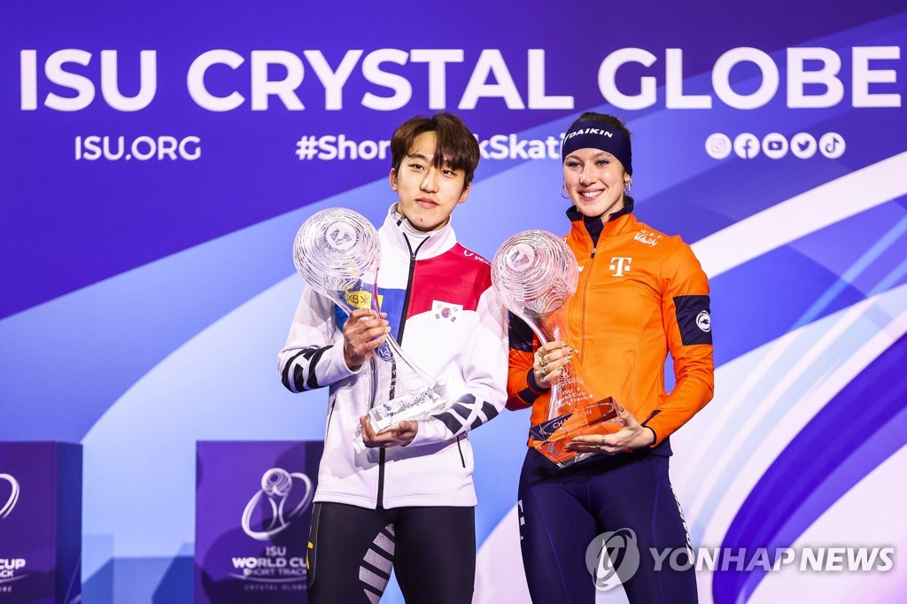 박지원은 2022-2023 국제빙상경기연맹 (ISU) 쇼트트랙 월드컵 6차 대회에서 종합 우승