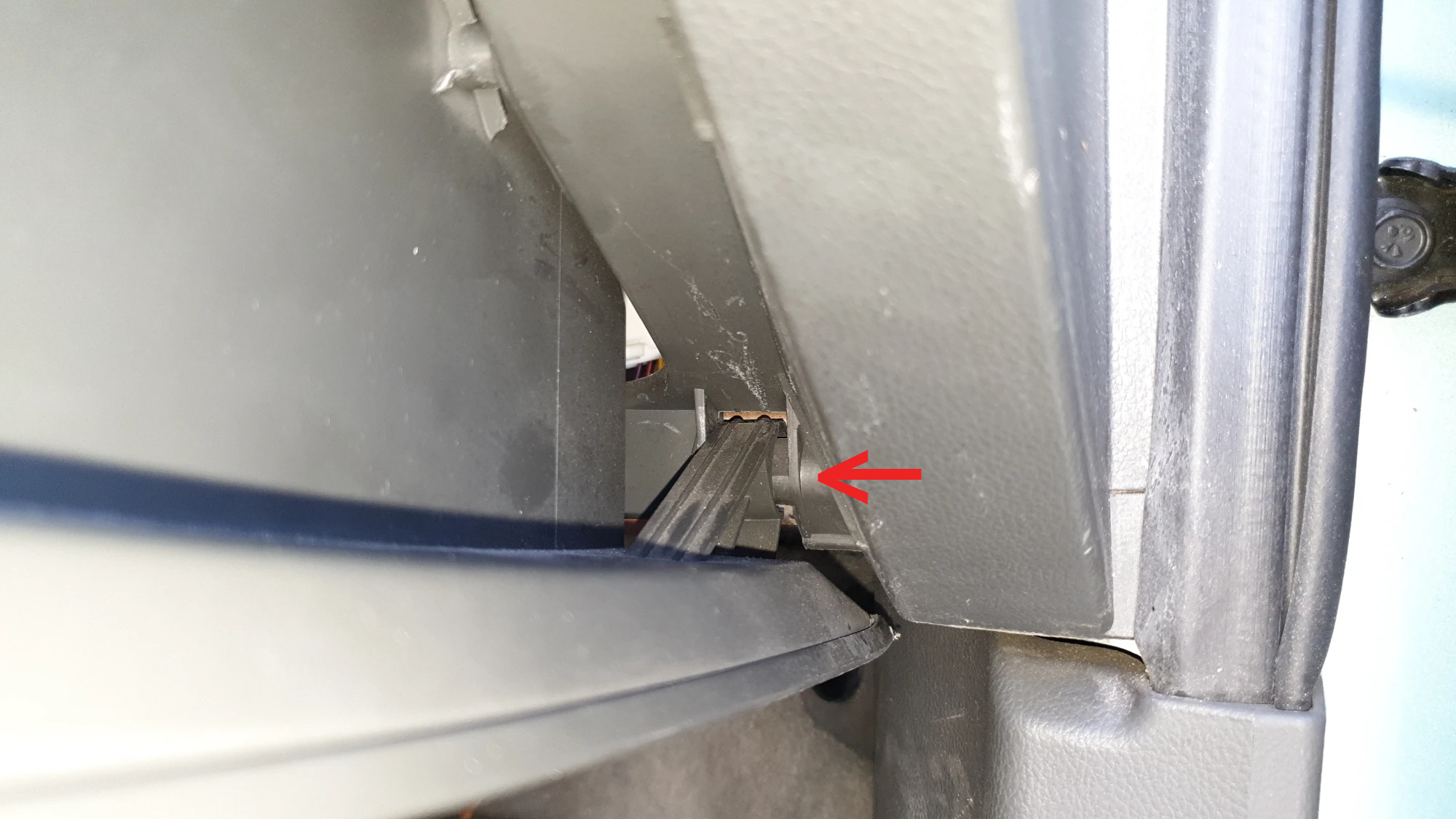 글로브박스 연결 부위