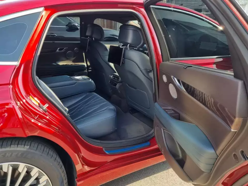 제네시스 G80 전기차 뒷문을 열어봤습니다.