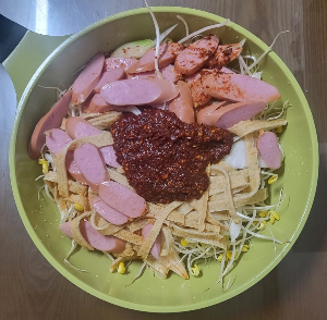 모든 재료를 웍에 넣은 모습