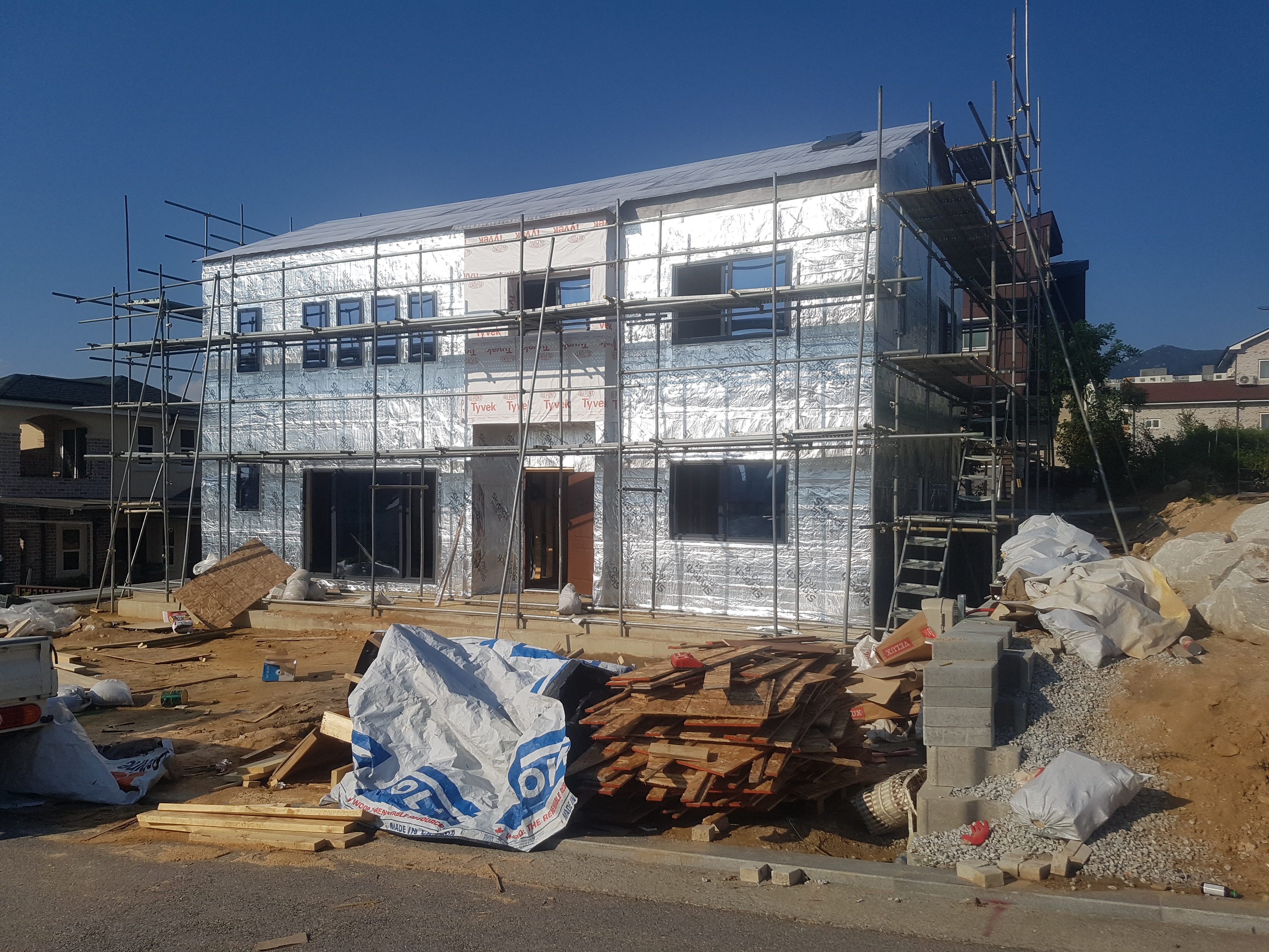 전원주를을 시공 중에 있는 사진