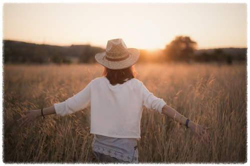 여행중인 여자 이미지