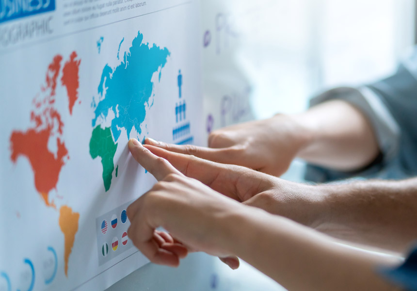 글로벌 시장 진출을 논의하는 손가락 포인터와 세계 지도 인포그래픽