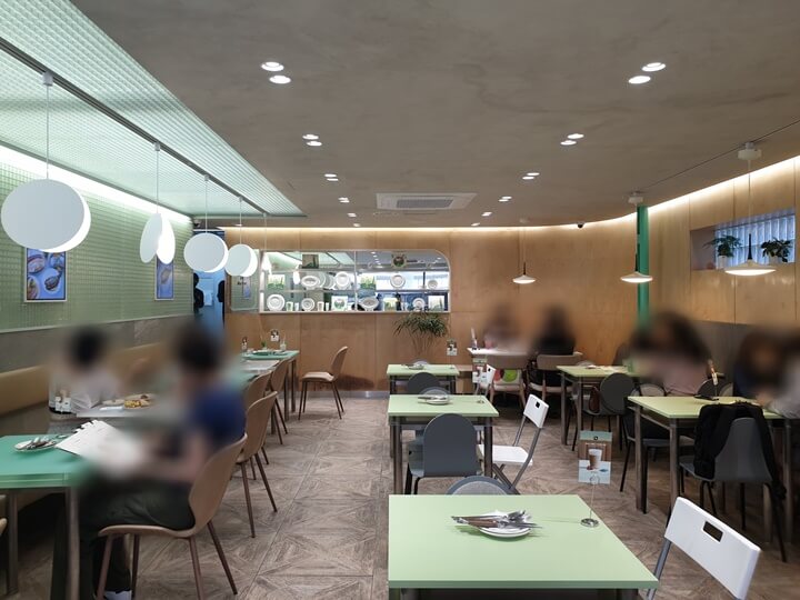 리틀넥-잠실점-내부-사람들이-식사하고-있다