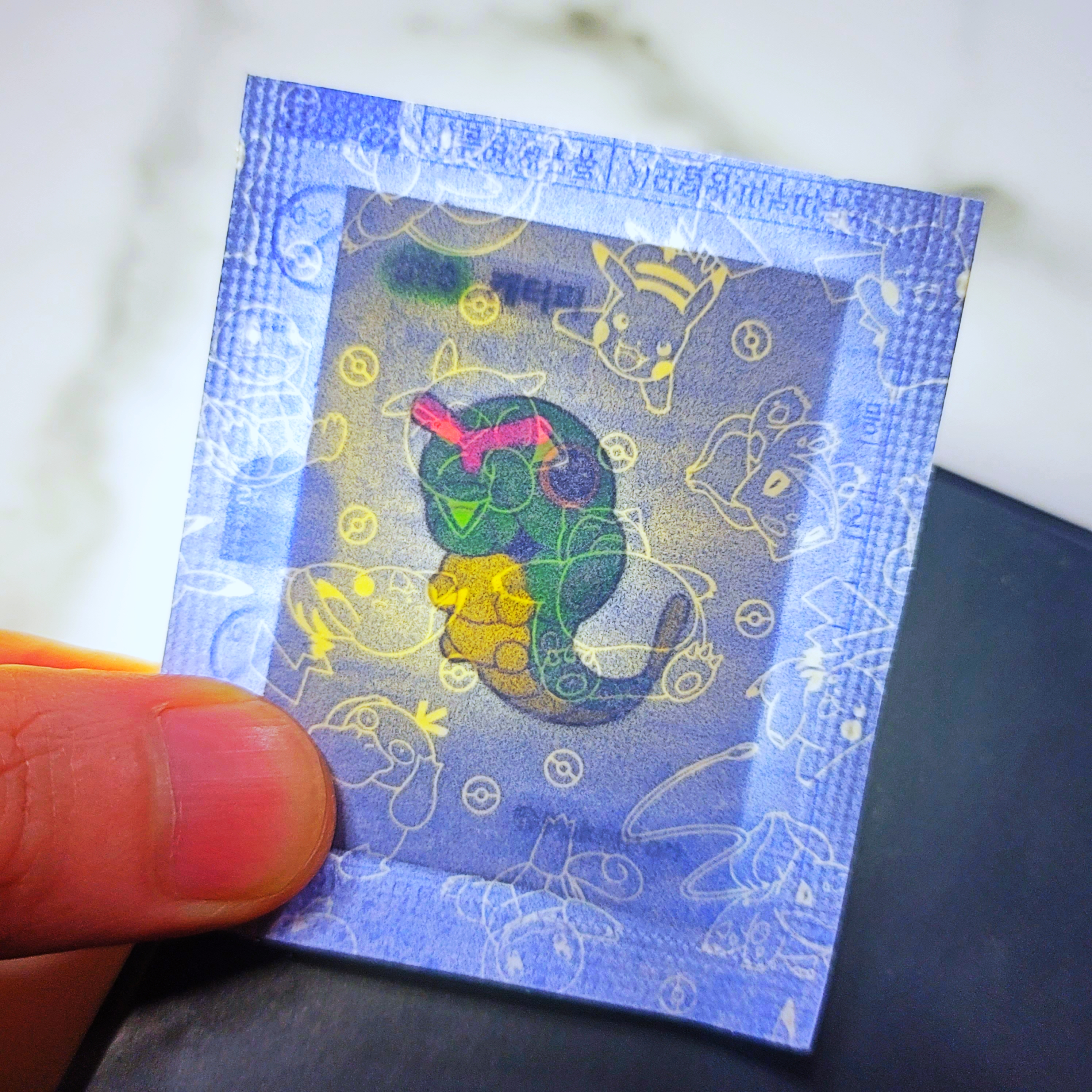 띠부띠부씰-캐터피를-들고있다.