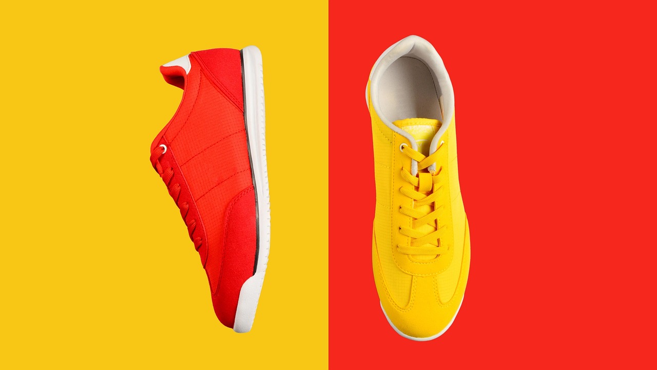 사진 속 반반 대비되어있다. 주황색 신발에 노란배경, 노란신발에 주황배경