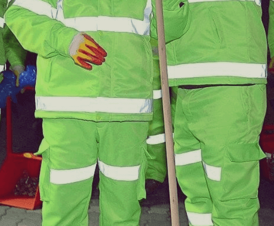 연두색-유니폼을-입은-환경미화원