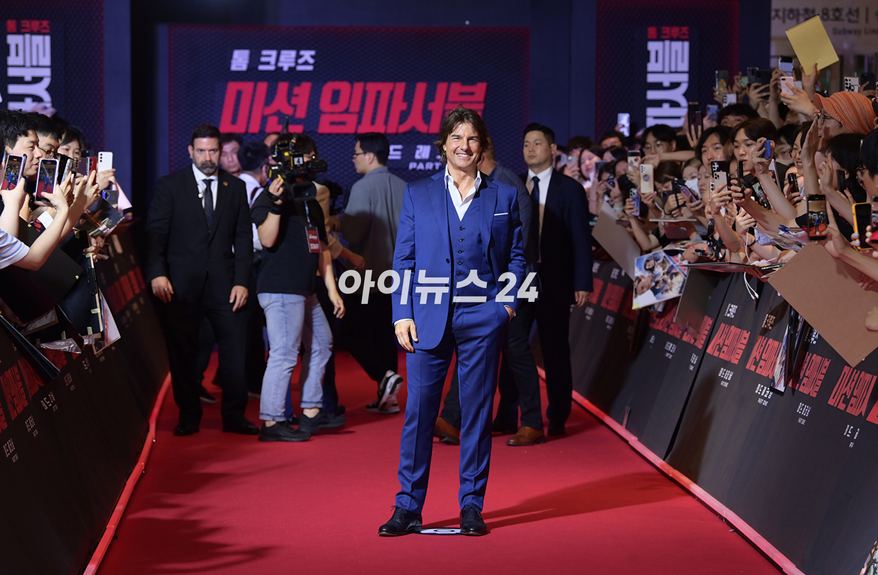 배우 톰 크루즈가 29일 오후 서울 송파구 롯데월드타워에서 진행된 영화 '미션 임파서블: 데드 레코닝 파트 원'(감독 크리스토퍼 맥쿼리) 내한 레드카펫 행사에 참석해 한 팬에게 자신의 얼굴이 새겨진 부채를 받고 기뻐하고 있다. [사진=정소희 기자]