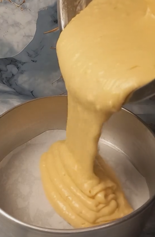 케이크 틀에 붓는모습