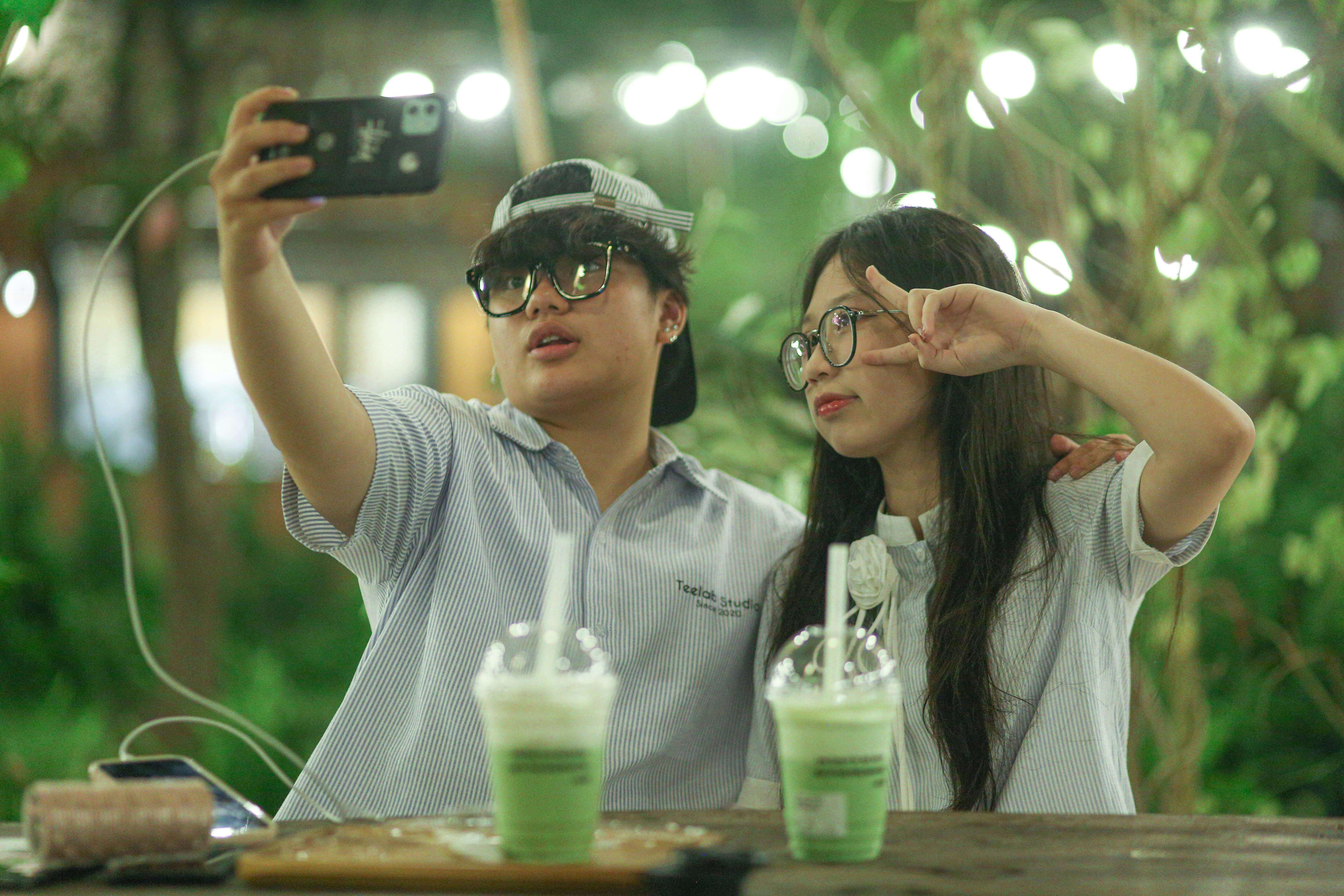 두 청년이 같이 즐겁게 대화를 나누는 모습이 담긴 사진