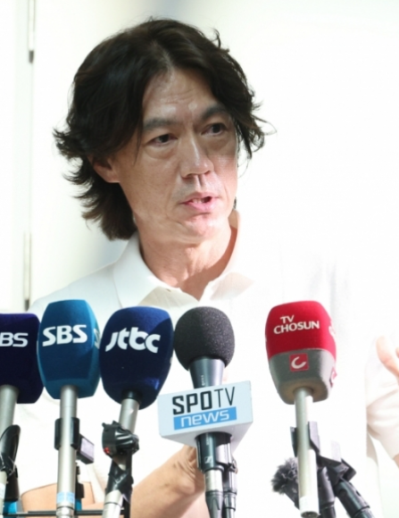  언론-인터뷰에서-얘기하고-있는-홍명보-감독 