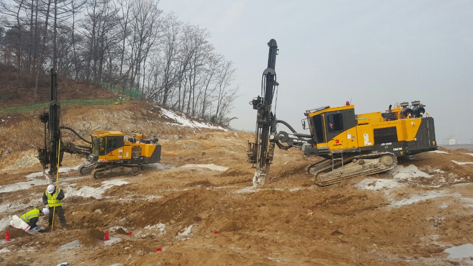 발파암구간 천공기 작업 사진