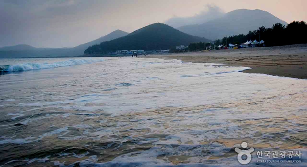 블루플래그 인증 깃발이 펄럭이는 신지명사십리 해변. [ⓒ한국관광공사]