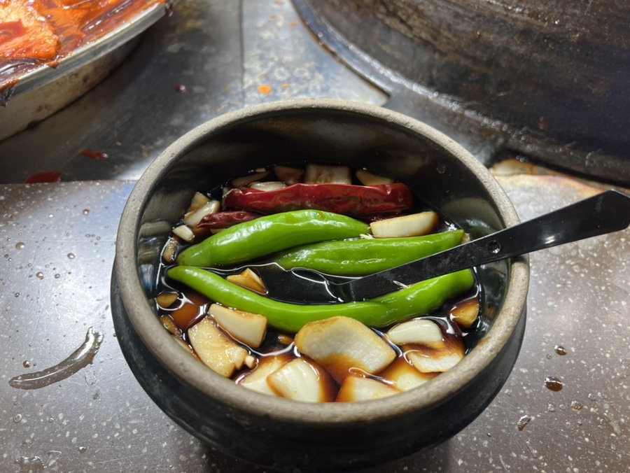 해운대시장 상국이네 분식집에서 제공되는 오뎅용 간장소스 사진, 어묵과 함께 곁들여 먹는 짭짤한 간장 소스