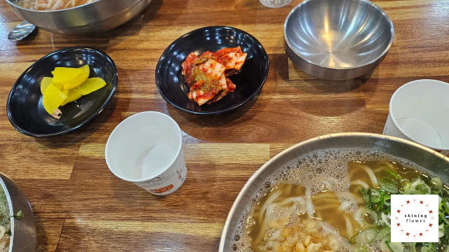 함가네부잣집칼국수전문점-밑반찬-김치와 단무지