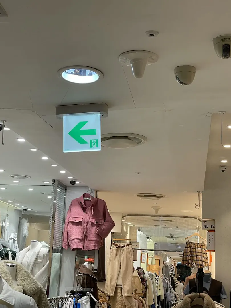 동대문 디오트 공사중 천장 균열