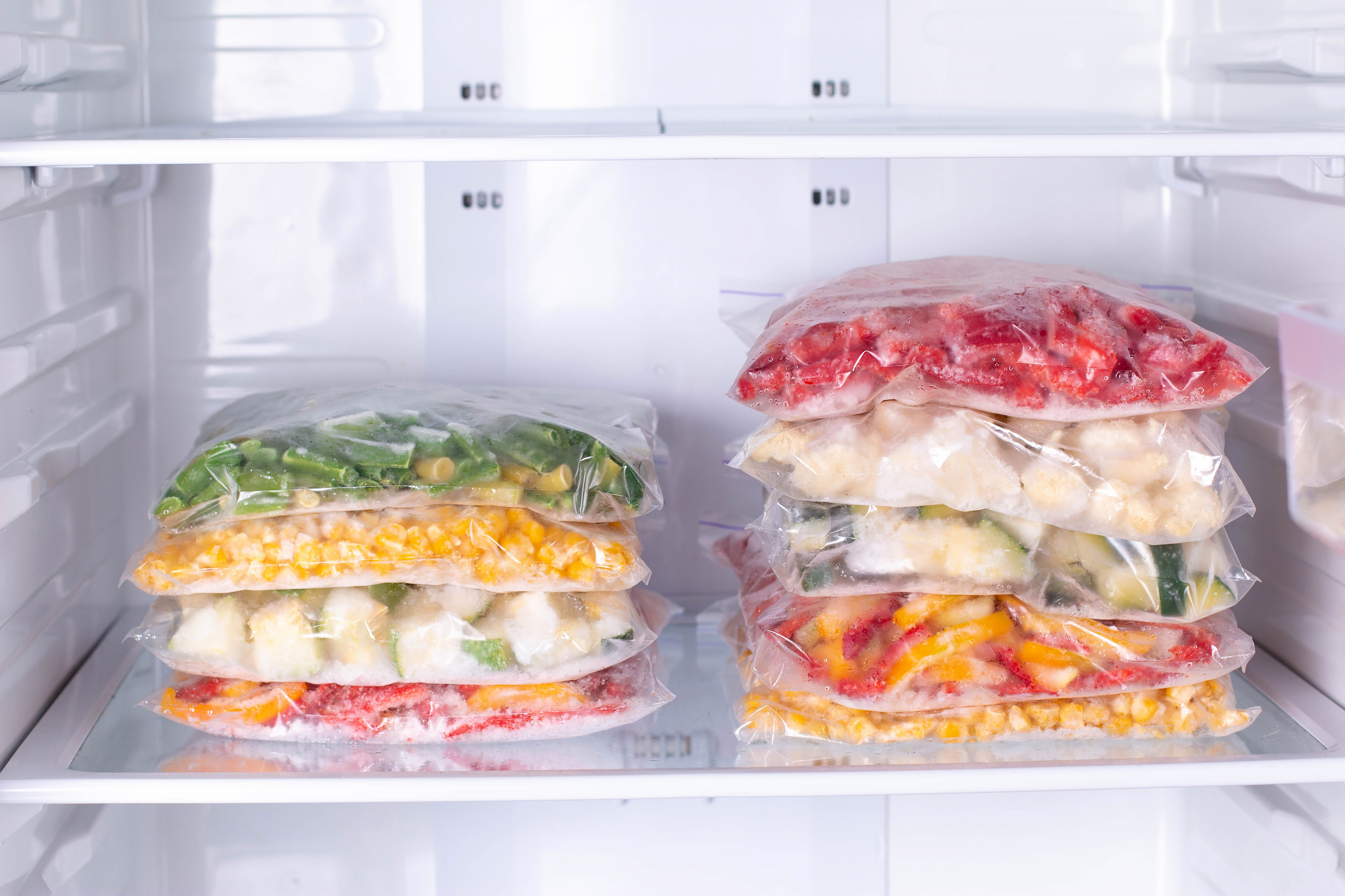 다양한 채소와 과일을 1회 분량으로 나눠 지퍼백에 담아 냉동실에 정리해둔 모습 – 깔끔하고 실용적인 냉동 식재료 소분 보관 예시