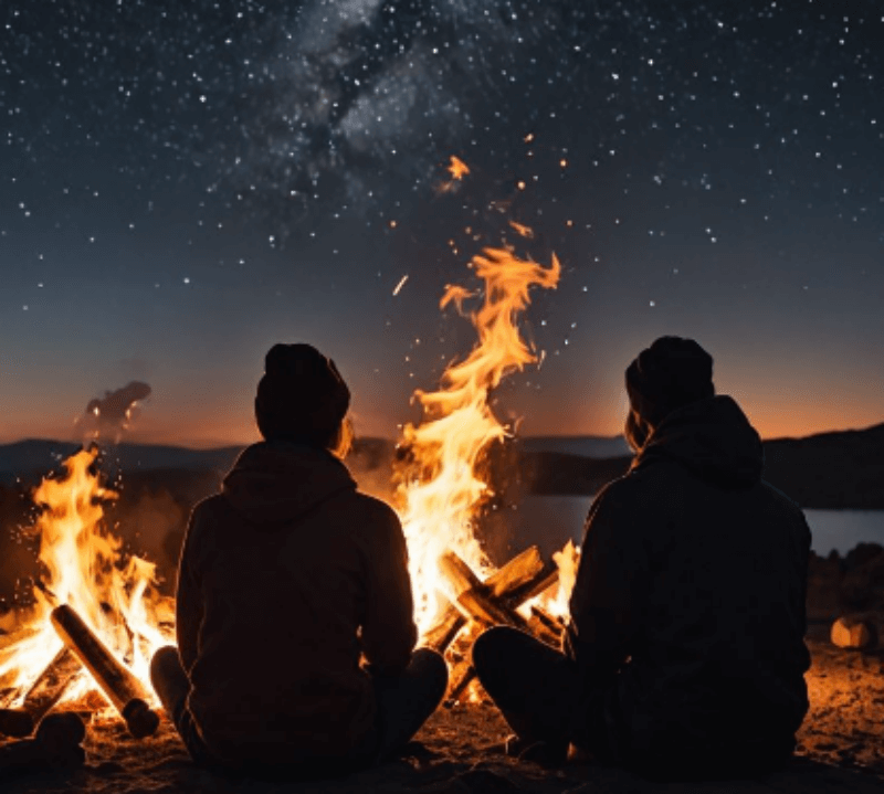 활활 타오르는 불을 쳐다보고 있는 두 사람 그림