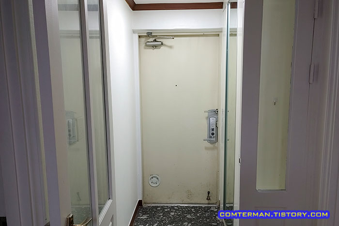 구축 아파트 현관문 틈새