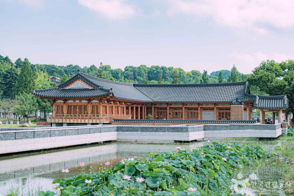 전주 덕진공원 호수 위에 전통 한옥 양식으로 지어진 연화정도서관의 아름다운 외관