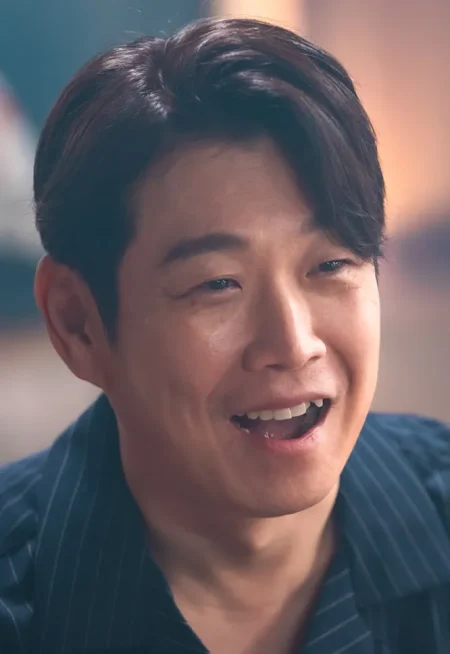 갈색 머리에 검은 정장 자켓을 입고 있는 드라마 7인의 탈출의 이휘소 캐릭터