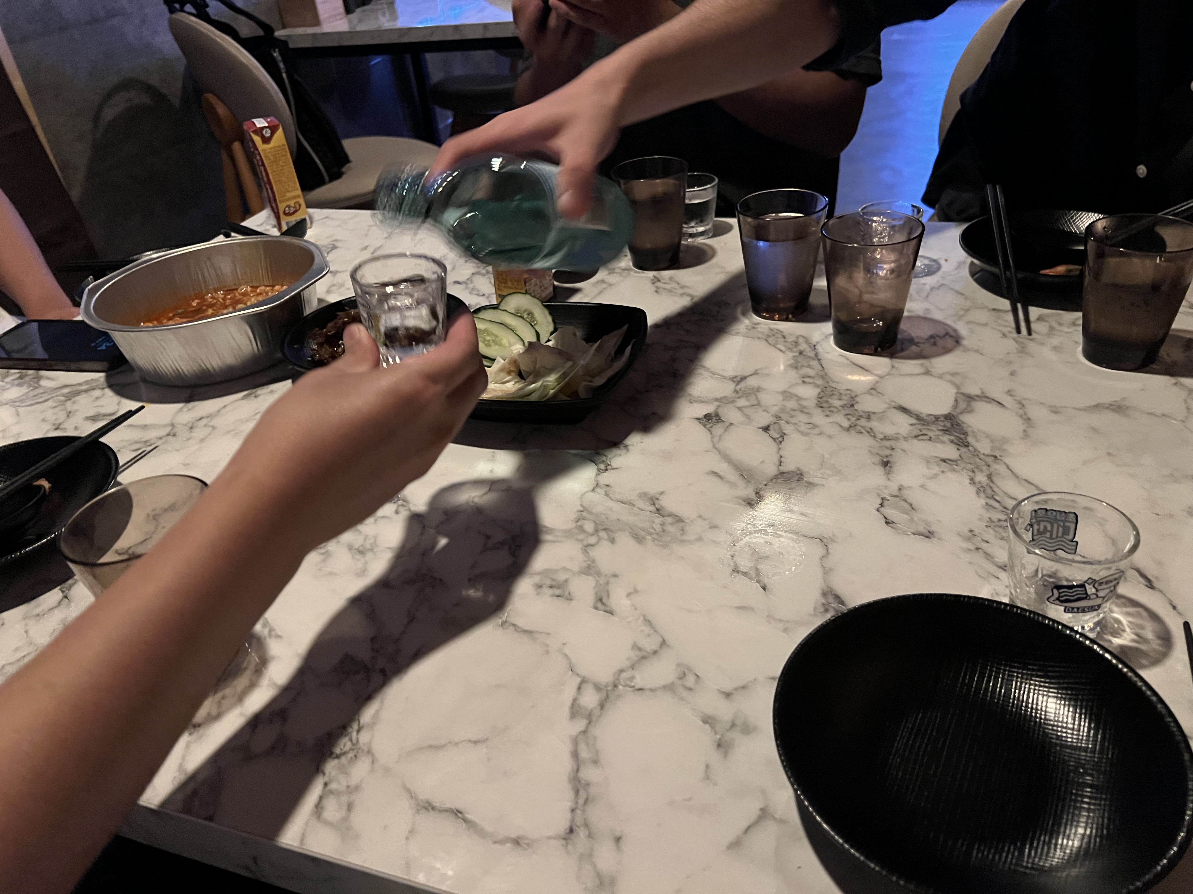 기본 상차림
라면
오이, 양배추 샐러드