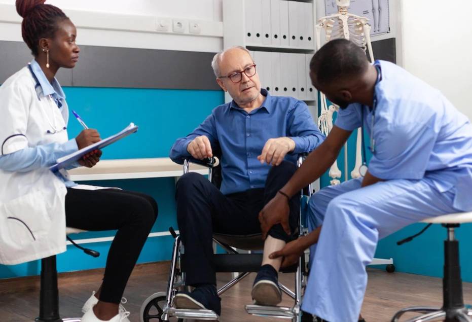 발 관련 질환 진료를 받는 노인